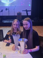 Iida ja Janna keräsivät palkintoja hyvin menneen kauden perusteella Helsingissä Taitoluisteluliiton palkintogaalassa.