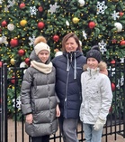 Kisaohjelman lomassa Janna, Marina ja Iida vierailivat Budapestin kuululla joulutorilla.