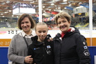 Marina, Janna ja Taitoluisteluliiton päävalmentaja Nuriya Pirogova olivat iloisia Linzin JPG-vapaaohjelmakisan jälkeen. 